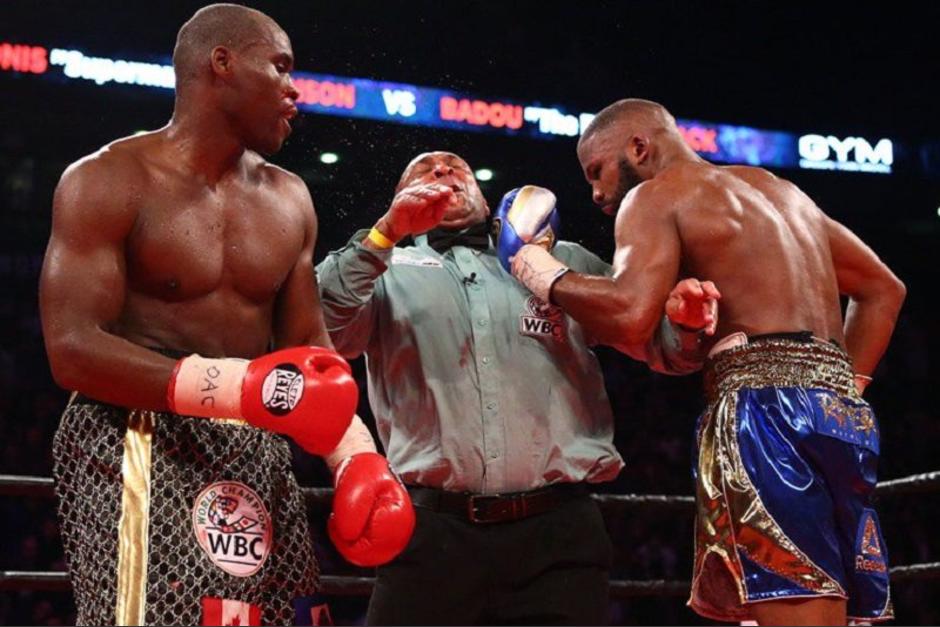 Badou Jack le propin&oacute; un golpe de izquierda al juez durante su pelea con Adonis Stevenson. (Foto: @WorldBoxingNews)