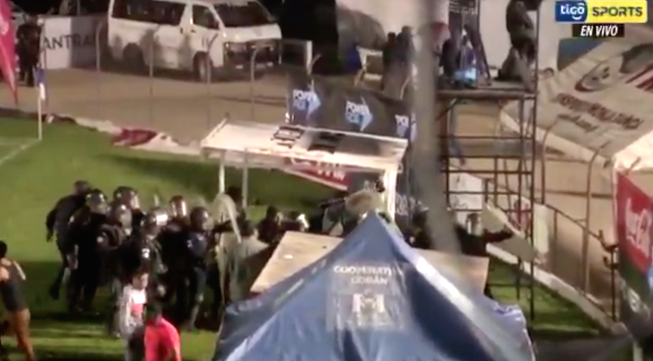 La fuerzas especiales de la Polic&iacute;a Nacional Civil intentan detener a los revoltosos. (Foto Captura de pantalla)