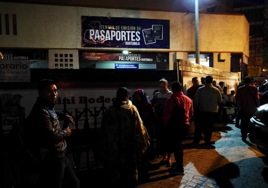 M&aacute;s de 150 personas ya estaban en el lugar desde antes de las 4 de la ma&ntilde;ana. (Foto: Wilder L&oacute;pez/Soy502)