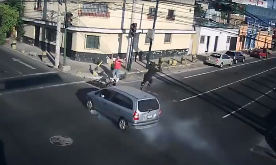 Un motorista muri&oacute; tras ser arrollado por un veh&iacute;culo en la colonia La Reformita en la zona 12. (Foto: Captura de video)