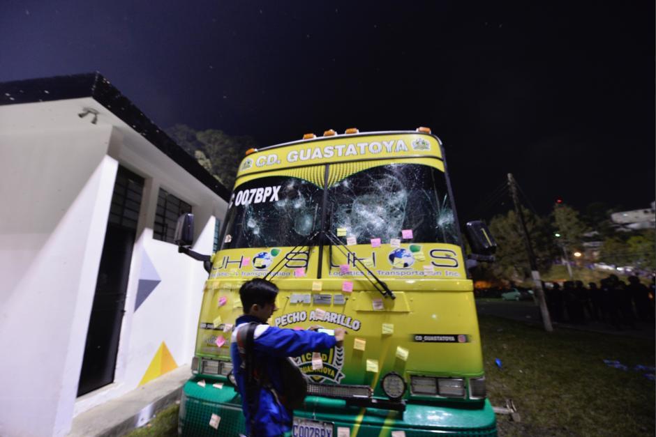 Un grupo malos aficionados de Cob&aacute;n, da&ntilde;&oacute; as&iacute; el bus de Guastatoya. (Foto: Sergio Mu&ntilde;oz/NuestroDiario)