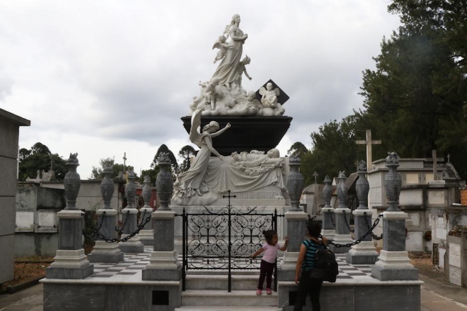 La cultura occidental debe volver a aprender a aceptar la muerte como parte de la vida. Aquí, dos niños en el Cementerio General de ciudad de Guatemala.&nbsp; (Foto: Alejandro Balán/Soy502)