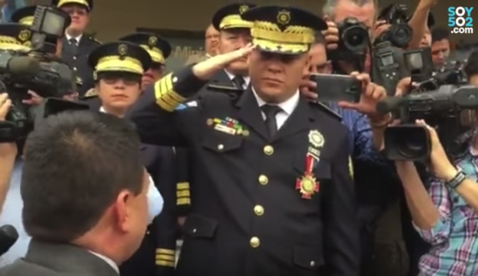 El director de la Policía Erwin Tzi, ofrece un saludo militar al viceministro de Seguridad, Camilo Rivera, durante la toma de posesión de la fiscal General, Consuelo Porras. (Foto: Captura de pantalla)
