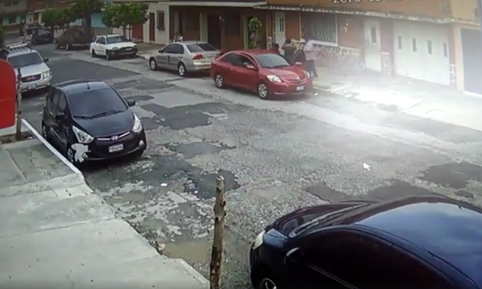 Las cámaras de seguridad grabaron el momento del robo. (Foto: captura de Facebook)&nbsp;