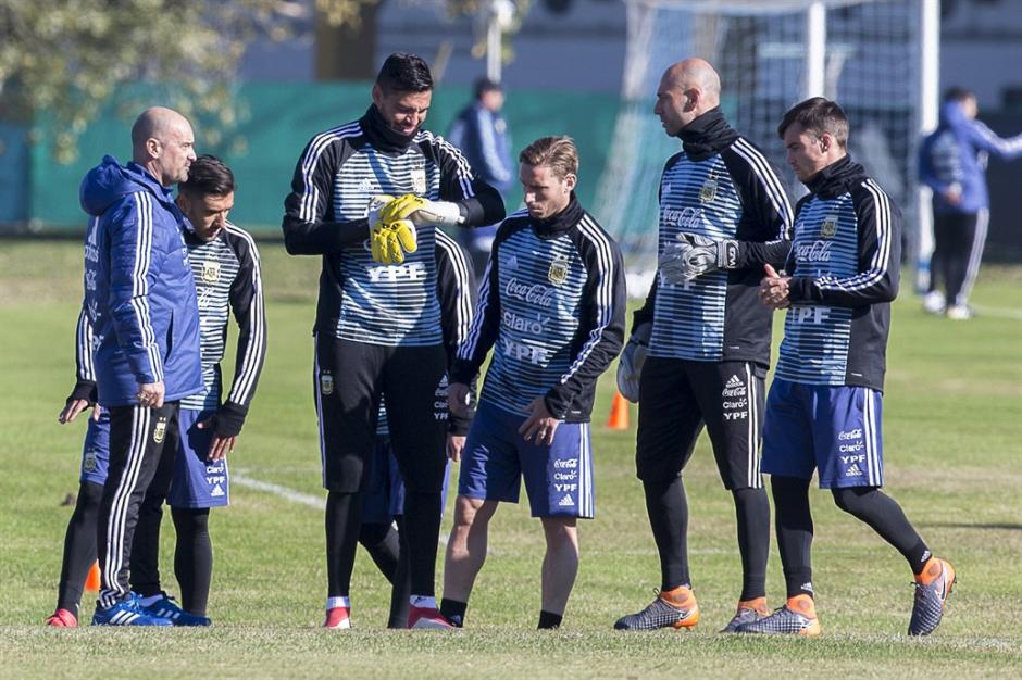 Sergio Romero queda fuera del mundial Rusia 2018 por lesión de rodilla. (Foto: AFP)