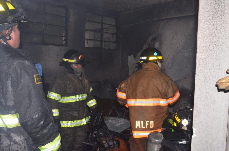 Un incendio de regulares proporciones se registr&oacute; en el segundo nivel del colegio El Rosario, en la zona 1. (Foto: @BVoluntariosGT)