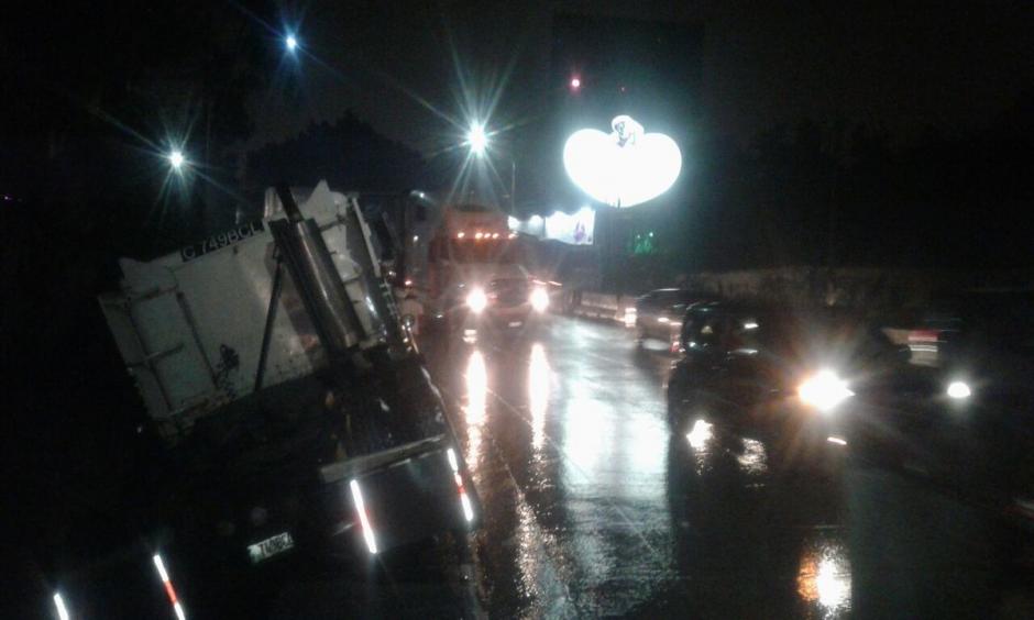 Un tr&aacute;iler se encunet&oacute; en el kil&oacute;metro 12.5 de la ruta al Pac&iacute;fico en la bajada de Villa Lobos. (Foto: @SantosDalia)