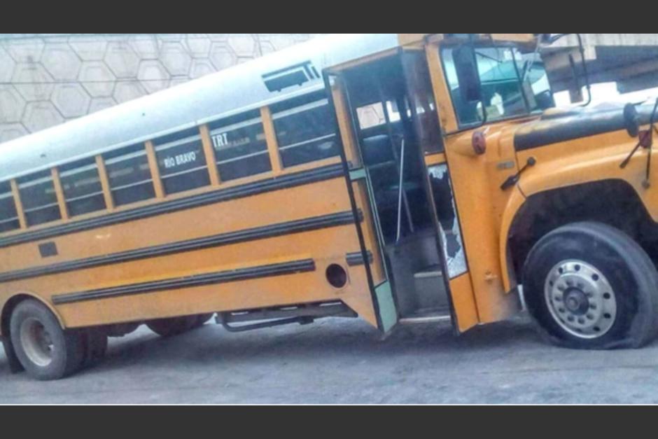 Este es el cami&oacute;n de personal que fue atacado a balazos por un comando armado. (Foto: Twiiter/@ReynosaFollowfb)