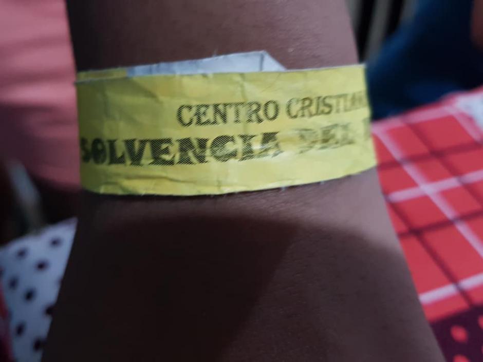 El Centro Educativo Vida coloca brazaletes a estudiantes "solventes" de pago. (Foto: Facebook)