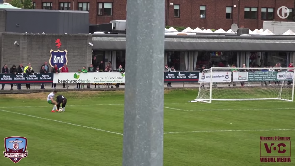 El portero quiso sacar ventaja de la posesi&oacute;n del bal&oacute;n, pero termin&oacute; por hacer el rid&iacute;culo. (Captura Video)
