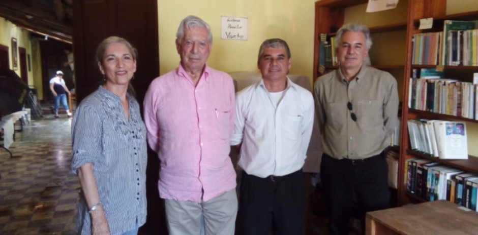 El Premio Nobel de Literatura, Mario Vargas Llosa se encuentra de visita en el departamento de Zacapa. (Foto: @EvelynMorataya)