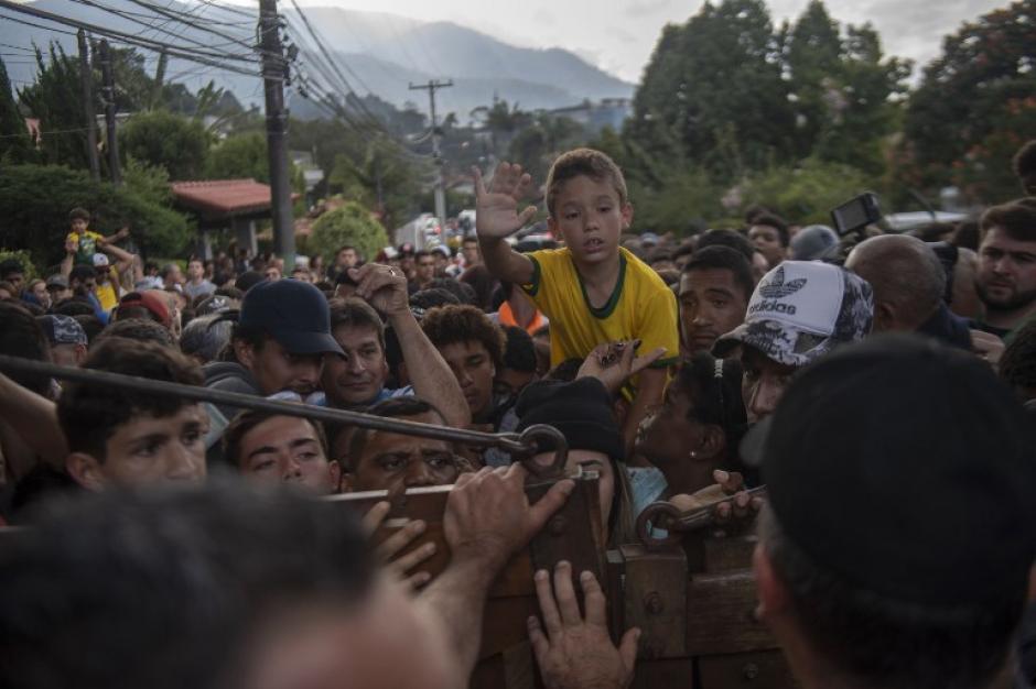 Tensi&oacute;n en el &uacute;nico entrenamiento a puerta abierta de la selecci&oacute;n de Brasil. (Foto: AFP)