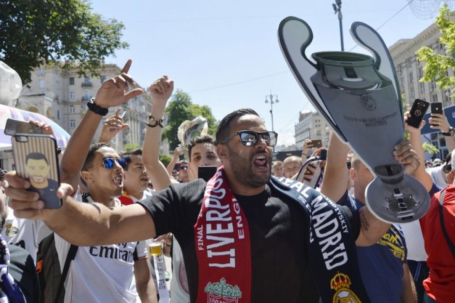 Los seguidores de los equipos finalistas han empezado a abarrotar el estadio donde se jugar&aacute; la final. (Foto: Sergei Chuzavkov/AFP)
