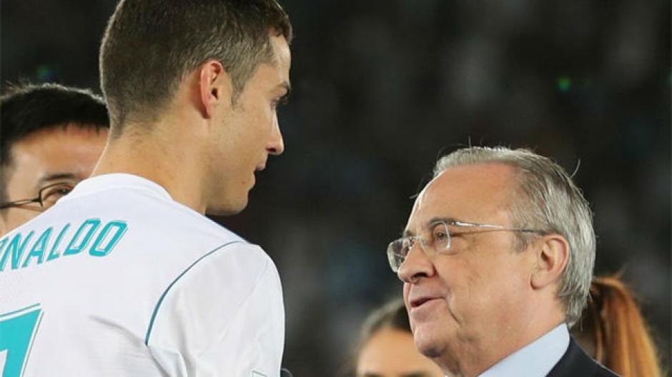 Florentino P&eacute;rez se encontr&oacute; con Cristiano Ronaldo en cancha, tras el triunfo en la final de Champions. (Foto: AFP)