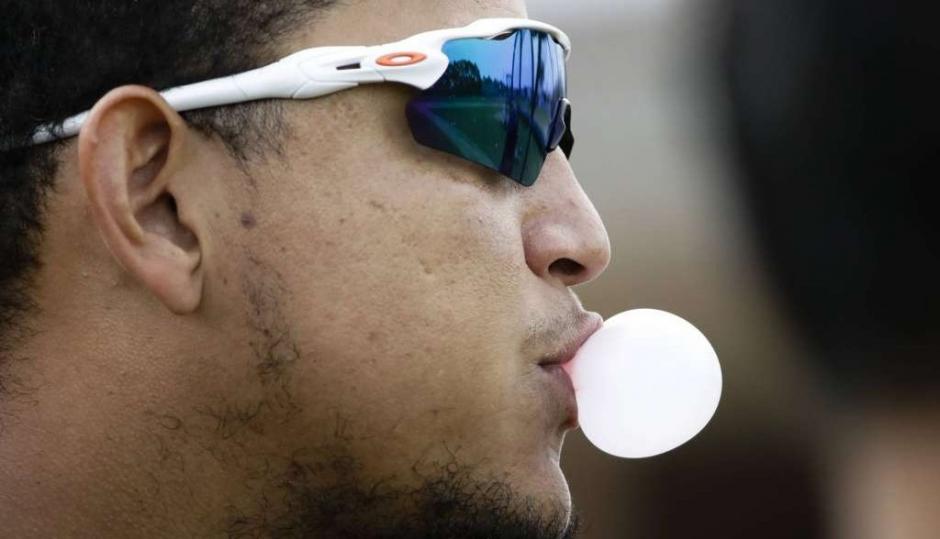 El estudio revela que los hombres aumentan m&aacute;s su capacidad para caminar mientras mastican la goma de mascar. (Foto: Parana)