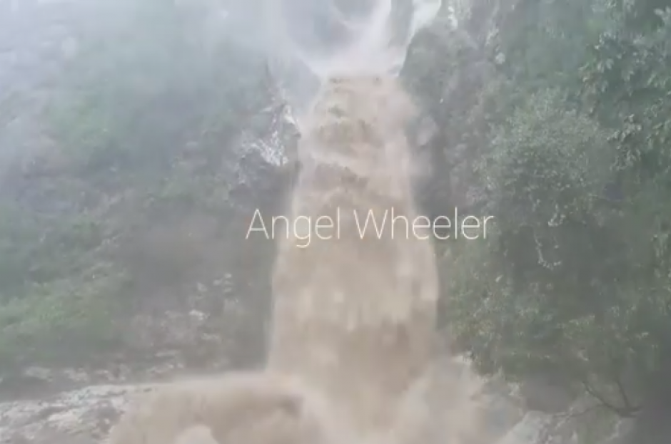 Im&aacute;genes fueron captadas por personas que quedaron atrapadas en la carretera. (Foto: Angel Wheeler)