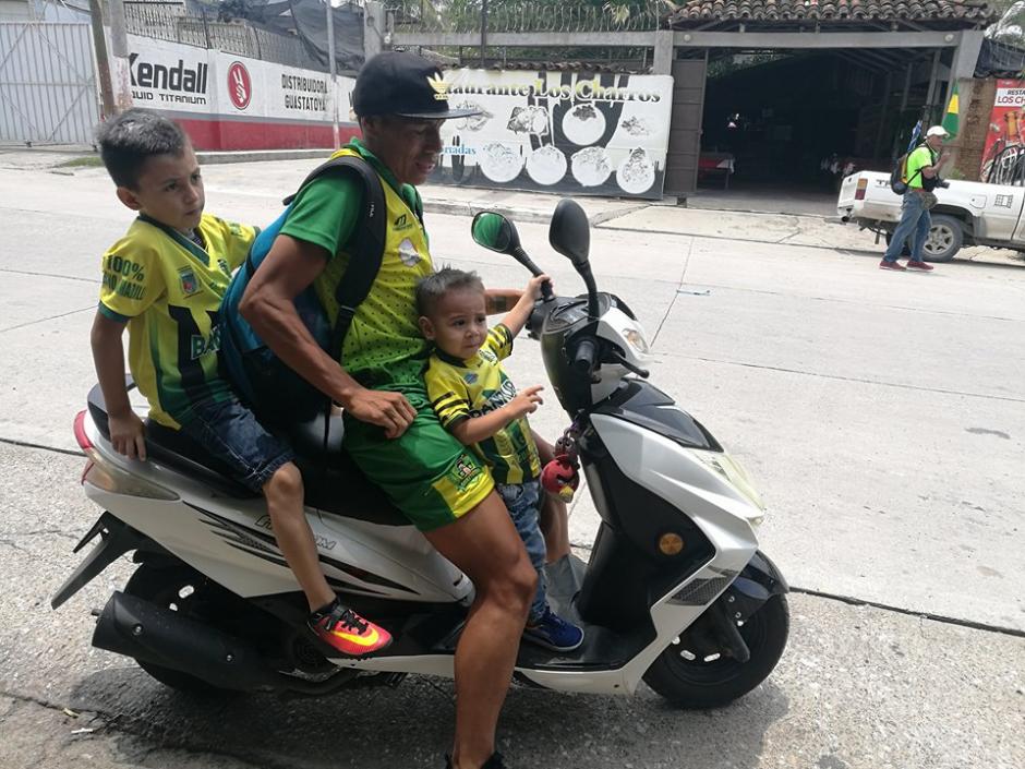 El jugador arribó al estadio en el vehículo de dos ruedas, como lo ha hecho durante todo el torneo. (Foto: Rudy Martínez/Soy502)