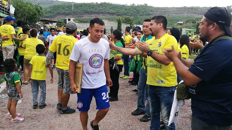 Aficionados de Guastatoya despidieron con aplausos a los integrantes del cuadro de Xelaj&uacute;. (Foto: Rudy Mart&iacute;nez/Soy502)