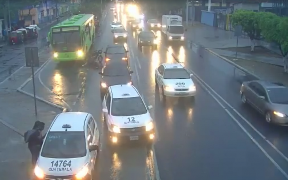 Un motorista que viajaba a excesiva velocidad sufri&oacute; un aparatoso accidente. (Foto: Captura de video)