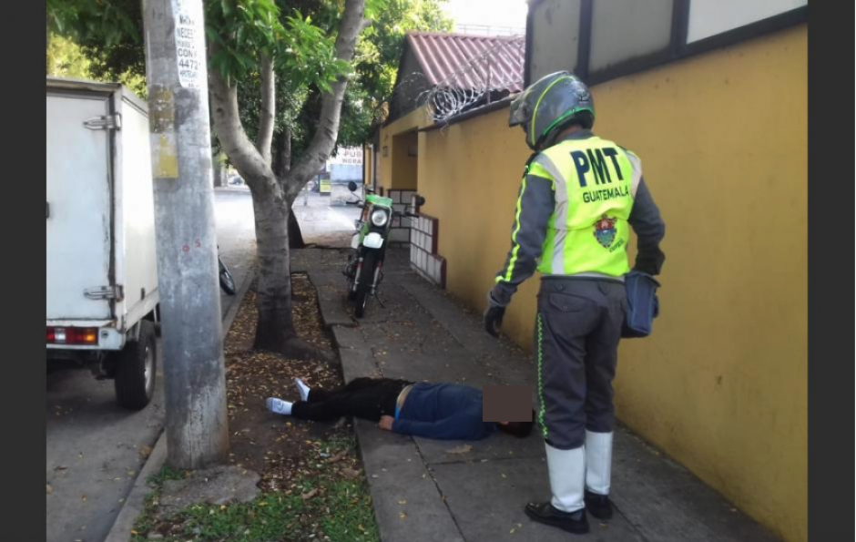 El hombre no despert&oacute; ni con los llamados de los agentes de la PMT. (Foto: Am&iacute;lcar Montejo/Instagram)&nbsp;
