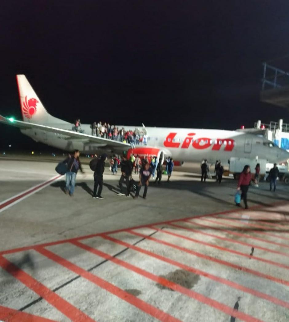 Al menos once personas resultaron heridas despu&eacute;s de lanzarse de un avi&oacute;n por una falsa alarma de bomba. (Foto: @greendulu)