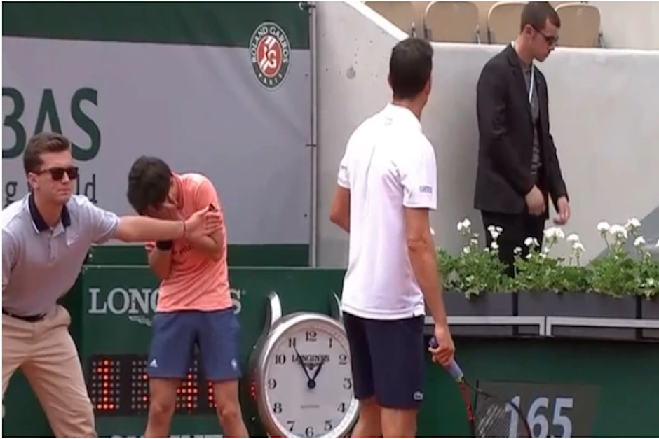 El recogepelotas debi&oacute; ser reemplazado tras el fuerte pelotazo que recibi&oacute; en el rostro. (Imagen: captura de pantalla)