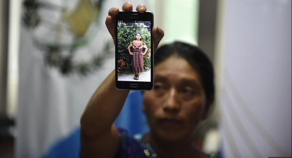 La tía de Claudia Gómez reclama justicia por el asesinato de la joven en Laredo, Texas. (Foto: AFP)
