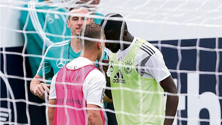Joshua Kimmich y Antonio Rüdiger&nbsp;se encararon este miércoles durante el entreno de Alemania. (Foto: Bild)