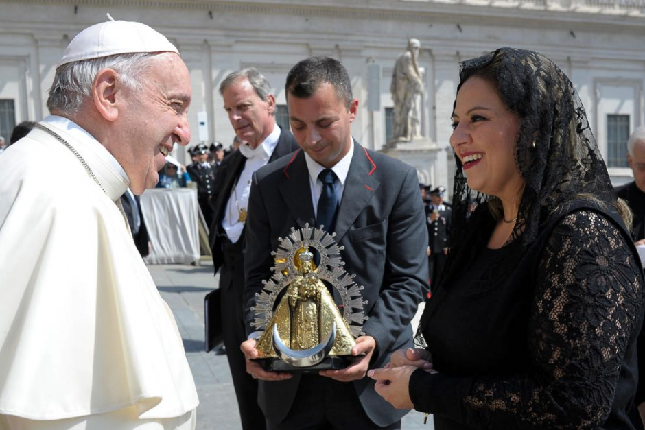 El Papa Francisco recibi&oacute; a Sandra Jovel en Ciudad del Vaticano. (Foto: Minex)