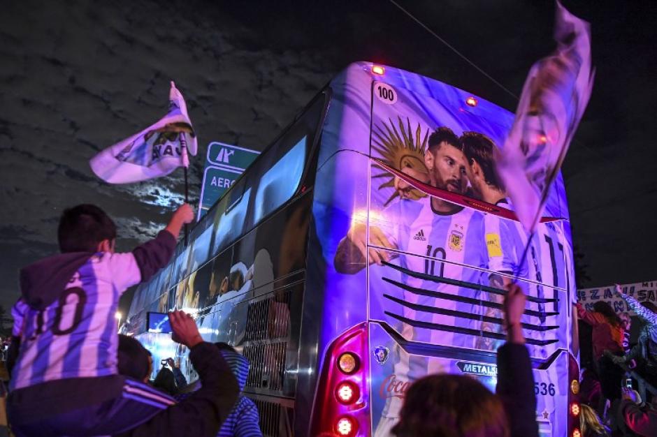 Los aficionados albicelestes salieron a las calles para despider a su Selecci&oacute;n. (Foto: AFP)