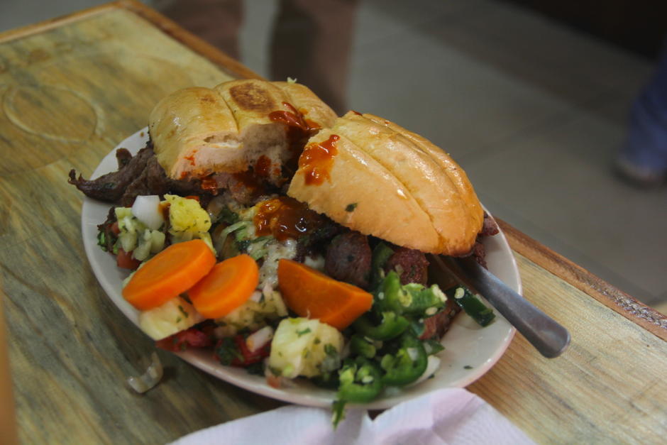 Tienen una gran variedad de tortas, pero también te ofrecen quesadillas. (Foto: Fredy Hernández/Soy502)