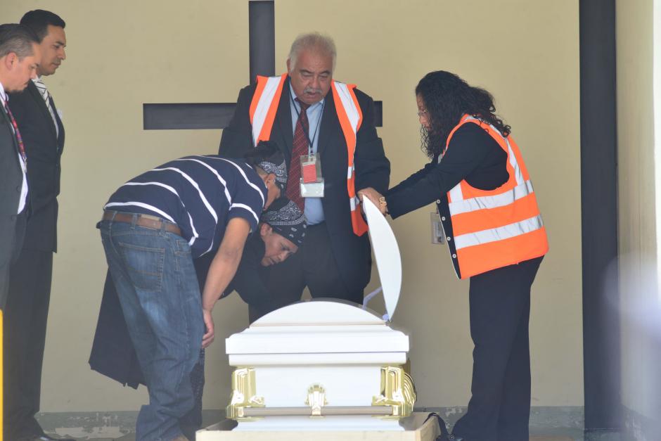 Familiares de Claudia G&oacute;mez reconocieron el cad&aacute;ver tras ser repatriada. (Foto: Jes&uacute;s Alfonso/Soy502)