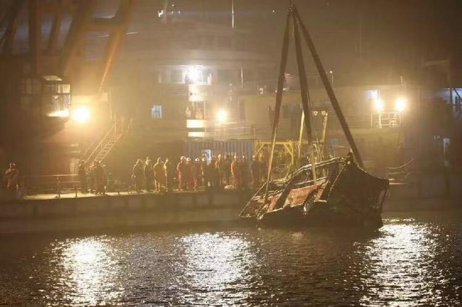 As&iacute; extrajeron el bus del r&iacute;o, a donde cay&oacute; desde unos 70 metros. (Foto: El Peri&oacute;dico Espa&ntilde;a)