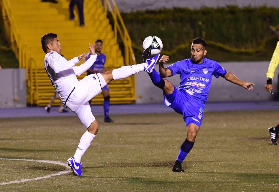 Carlos Mejía disputa el balón con Yeltsin Álvarez. (Foto: Abel Lima/Nuestro Diario)