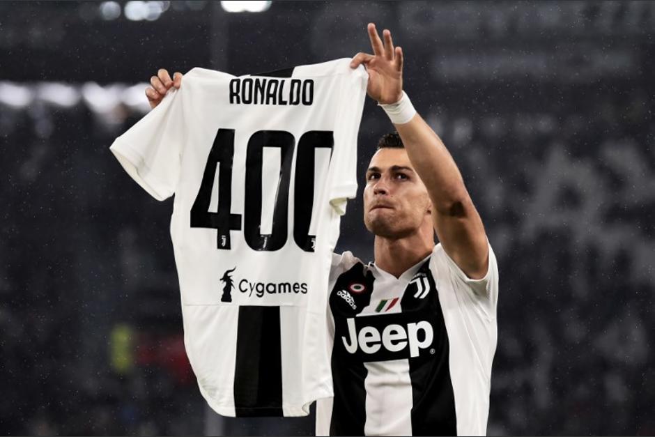 Cristiano Ronaldo muestra a la afición la camisola conmemorativa de sus 400 goles. (Foto: AFP)