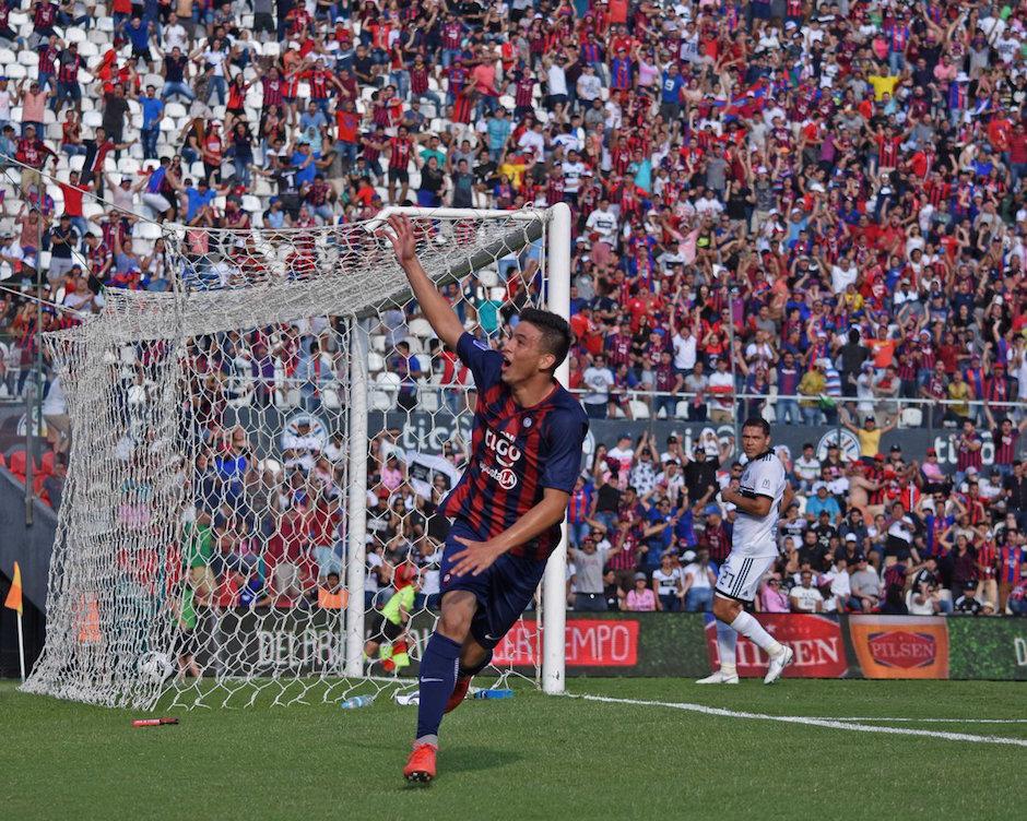 Fernando Ovelar festeja su primera anotación en el clásico del fútbol paraguayo. (Foto: Cerro Porteño)