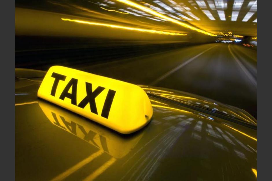 El hombre baja del baúl una bolsa, aparentemente de basura. (Foto: Ilustrativa)&nbsp;