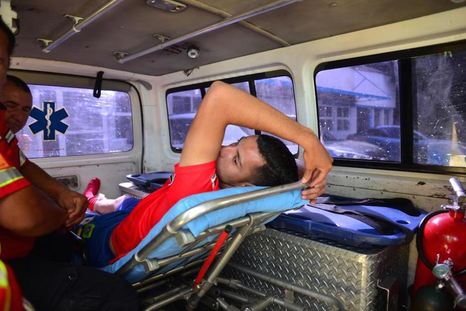 José Carlos Martínez fue trasladado en ambulancia a un centro asistencial. (Foto: Jesús Alfonso/Soy502)