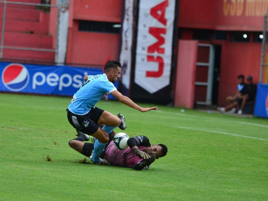 Juan Manuel Lazaneo tropezó a la salida del arquero rojo Paulo César Motta. El árbitro pitó un penal inexistente. (Jesús Alfonso/Soy502)