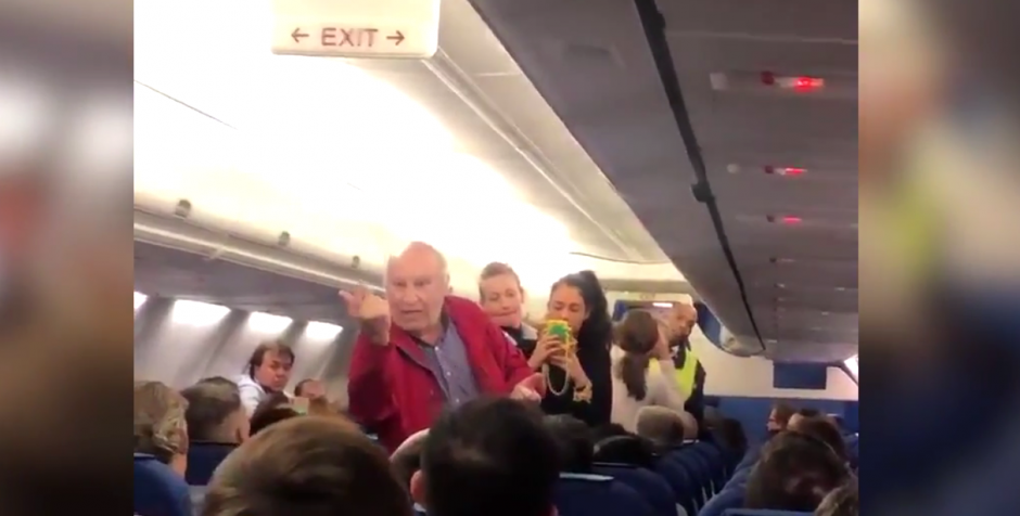 Varios pasajeros vieron molestos la forma en que trataron a los ancianos. (Foto: captura video)&nbsp;