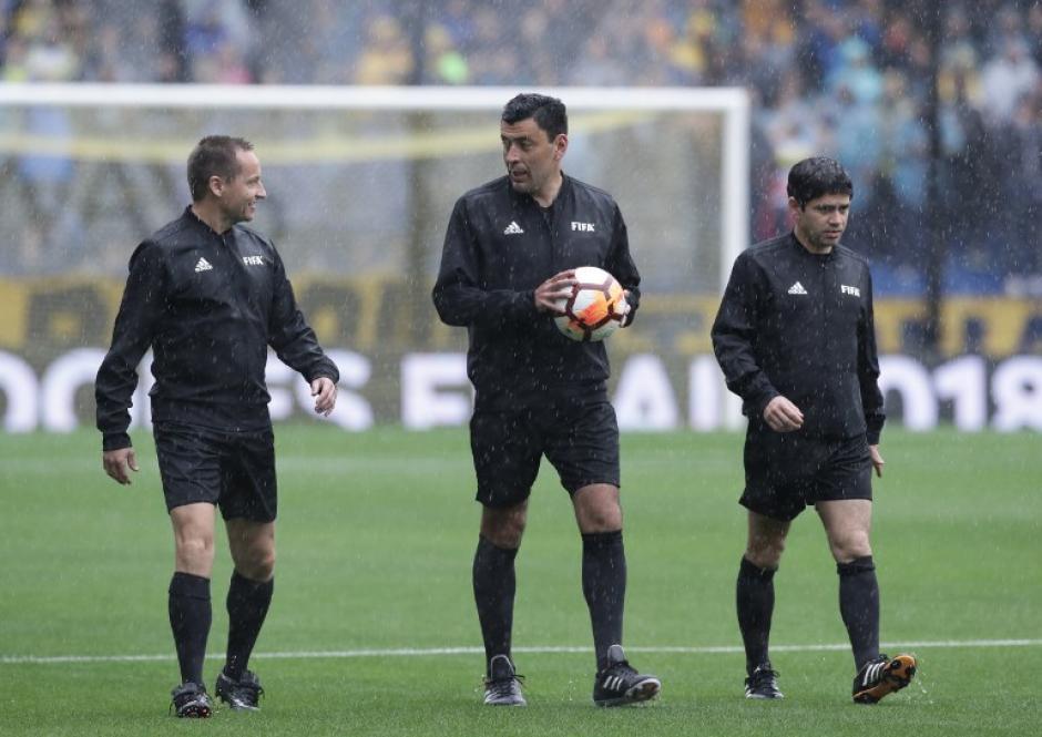 Roberto Tobar, al centro, estuvo involucrado en un caso de corrupción en su país. (Foto: AFP)