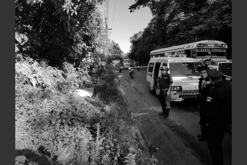 Los cuerpos de los dos hombres fueron localizados a la orilla de la carretera. (Foto: Bomberos Municipales Departamentales)