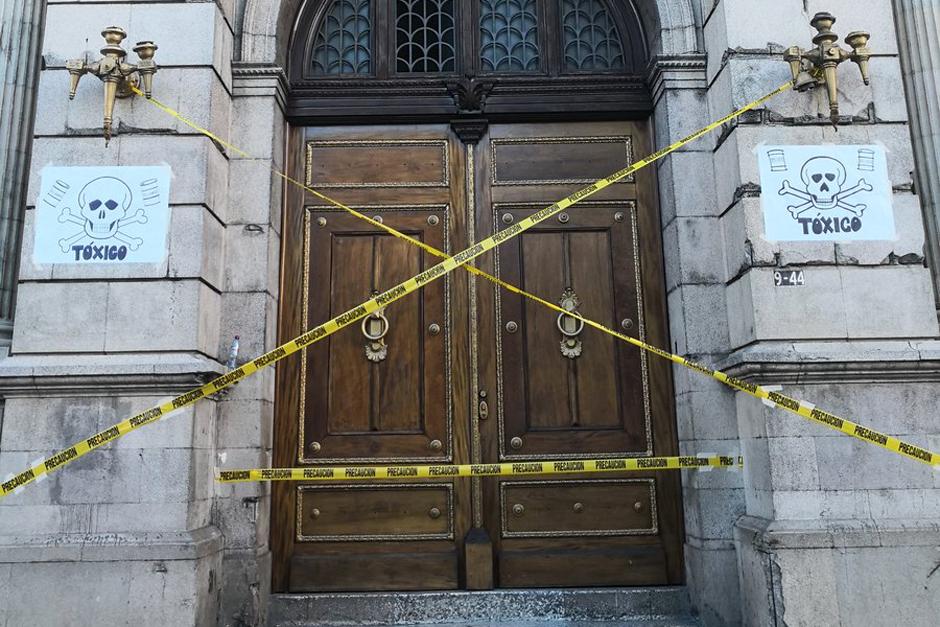 Colocan letreros y sellan el Congreso en protesta por el actuar de diputados. (Foto: Batucada del Pueblo)