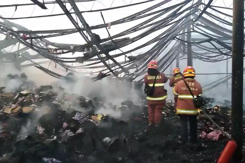 Los bomberos se esforzaron por varias horas para apagar el fuego. (Foto: Bomberos Municipales)