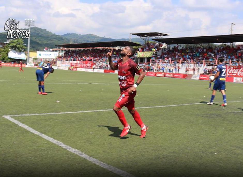 Kenny Cunningham festeja su anotación ante Municipal. (Foto: Deportivo Malacateco)