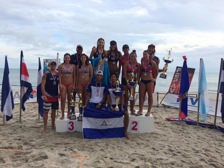Natalia Girón y Estefanie Betancourt con la bandera de Guatemala en lo más alto del podio. (Foto: Afecavol)