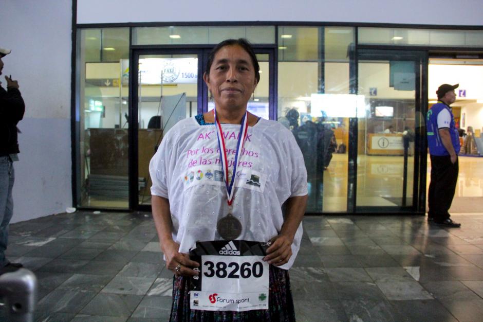 Tras un largo vuelo, Mar&iacute;a del Carmen volvi&oacute; a su pa&iacute;s y mostr&oacute; los implementos con los que corri&oacute; y su medalla. (Foto: Fredy Hern&aacute;ndez/Soy502)