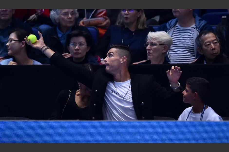 Cristiano Ronaldo y Georgina Rodr&iacute;guez asistieron a ver un partido de tenis y un pelotazo casi le da a la pareja del luso. (Foto: AFP)