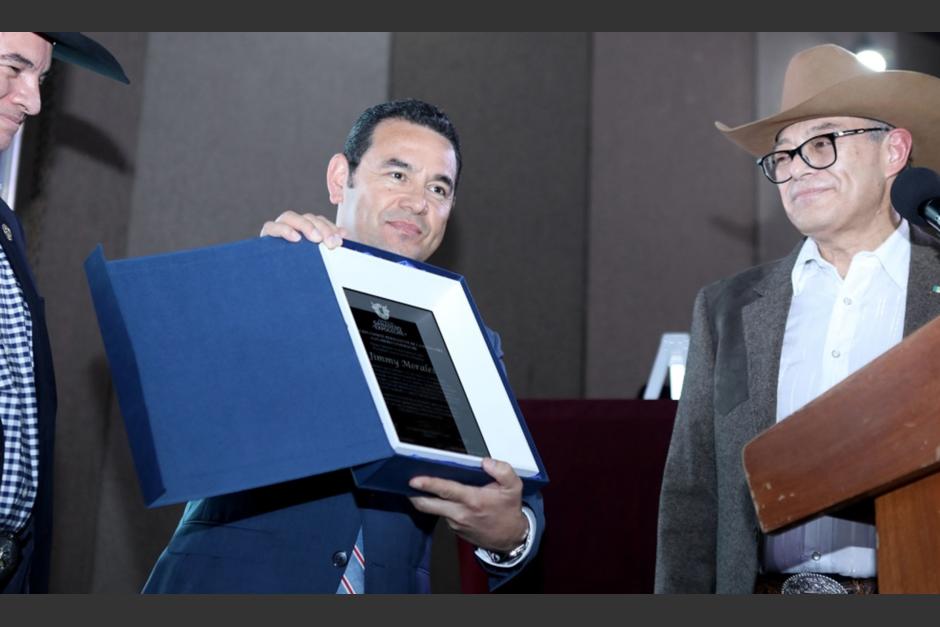 El presidente Jimmy Morales particip&oacute; en la inauguraci&oacute;n de la Feria Ganadera y la Expoleche. (Foto: AGN)