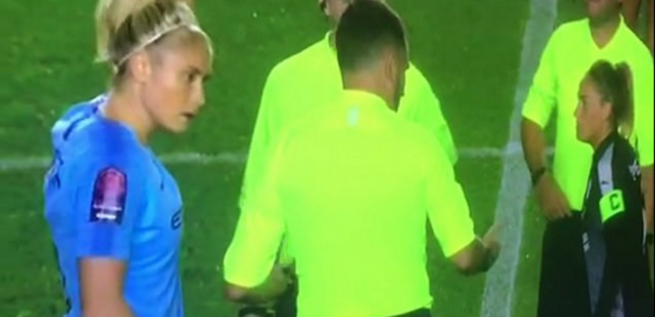 El árbitro olvidó la moneda y efectuó el sorteo del lado del campo con un "piedra, papel o tijera". (Foto: captura video)&nbsp;